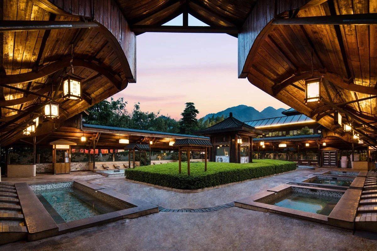 古兜温泉小镇园区绿化与温泉建筑景观照片