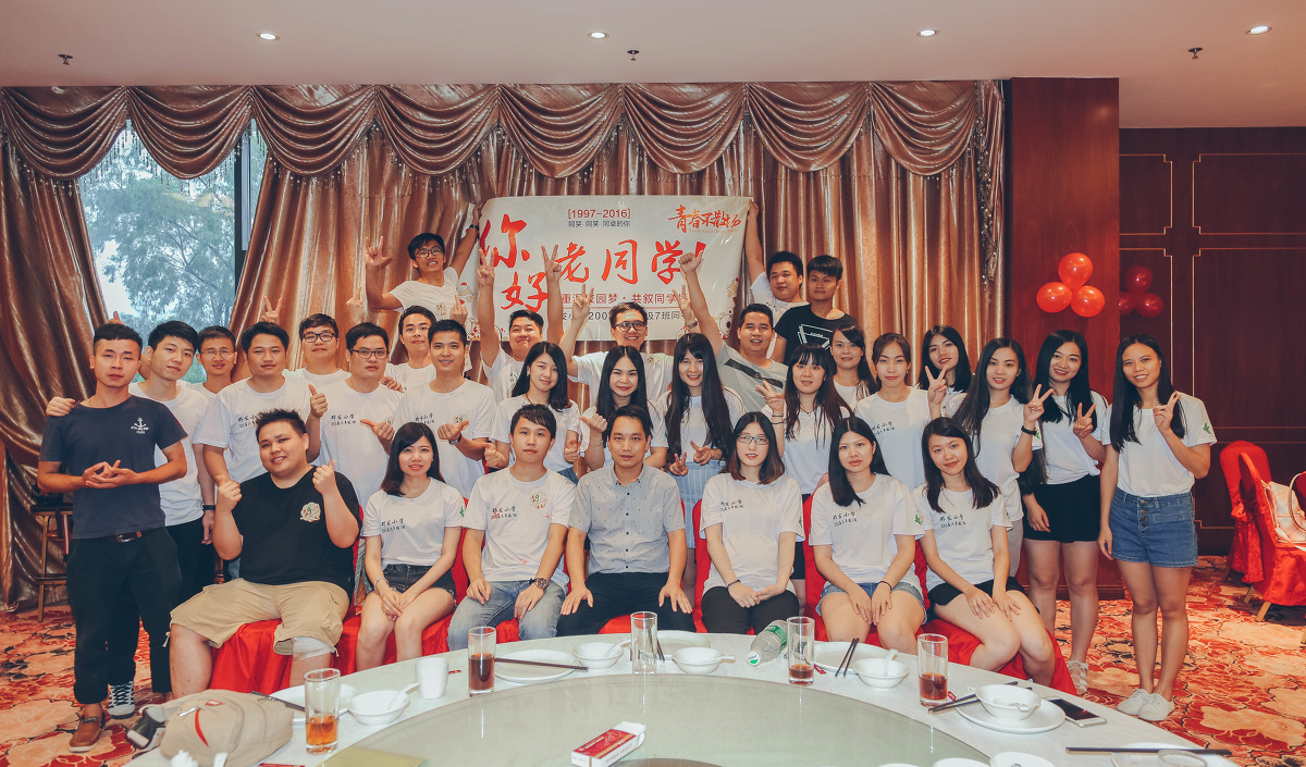 同学聚会团队在度假区合影照片