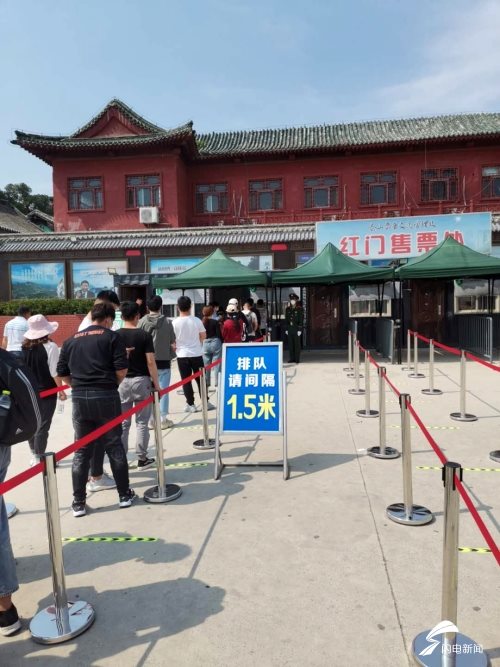 古兜温泉小镇恢复营业期间游客有序入园照片