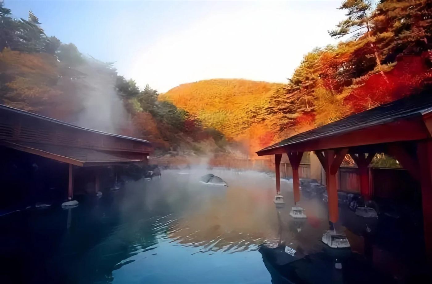 秋日温泉季温泉雾气升腾的泡池照片