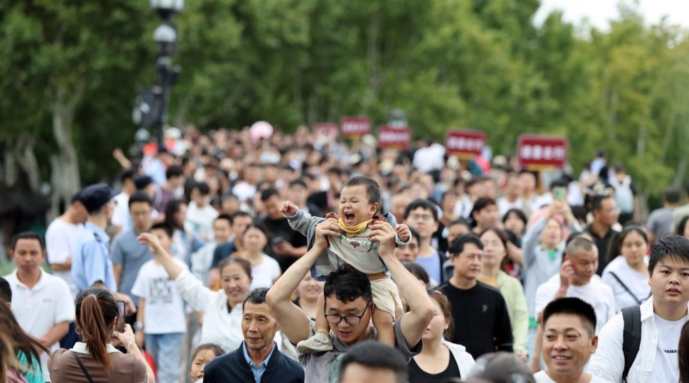 节假日景区游客中心人流与检票场景照片